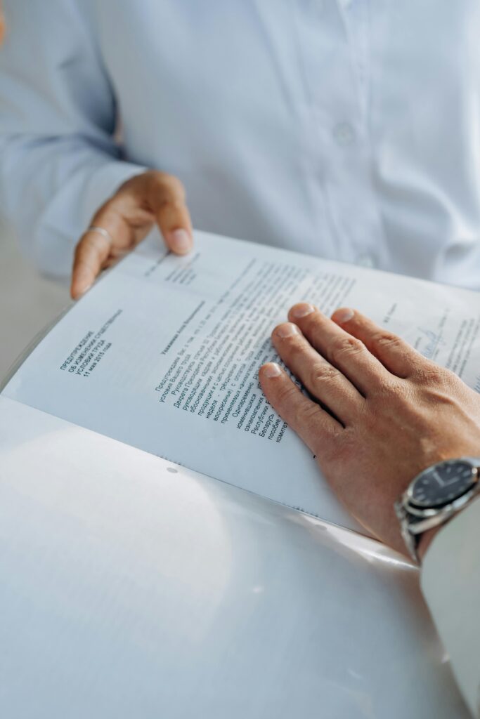 deux personnes tenant un contrat dans leurs mains