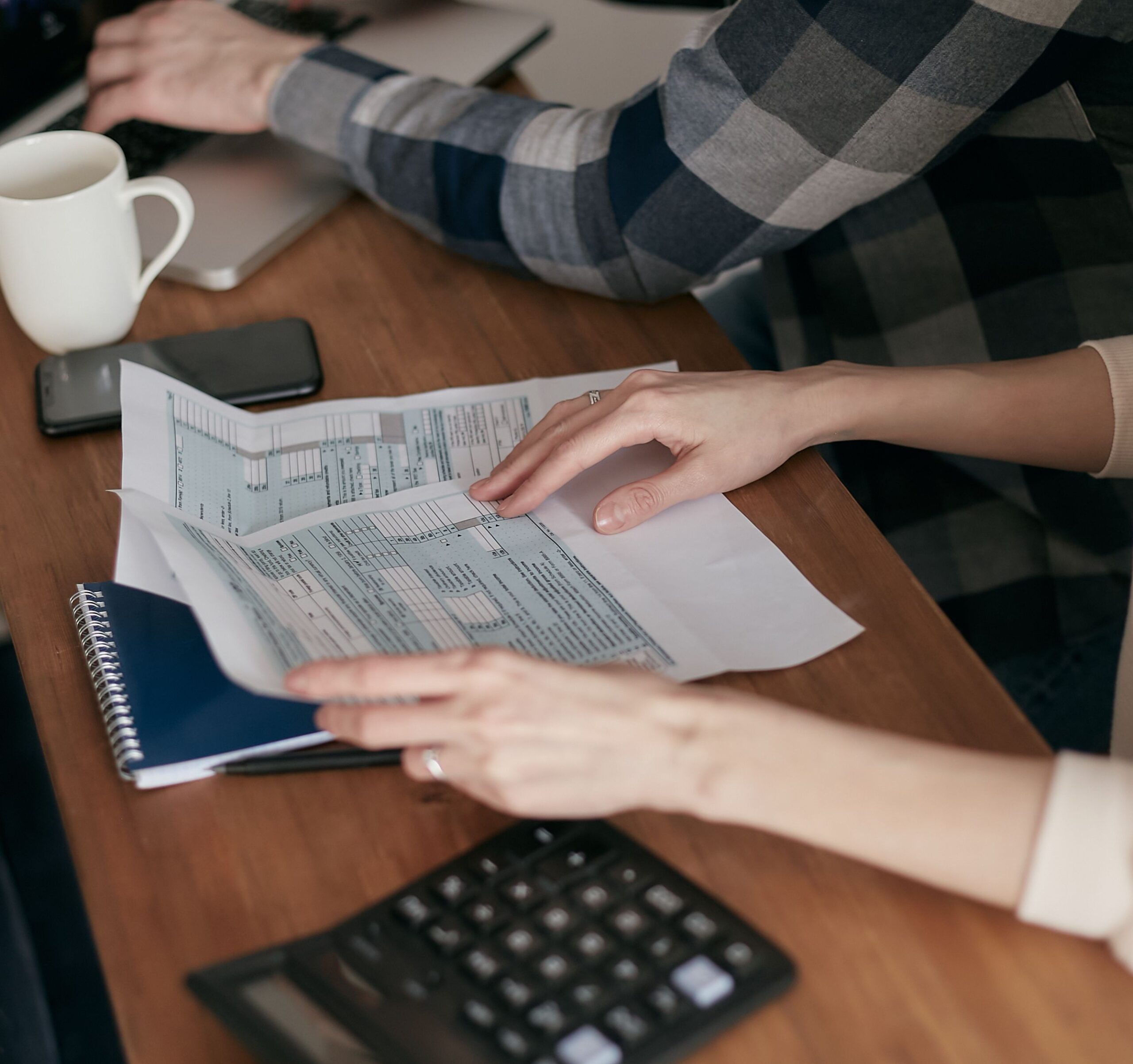 Entrepreneur consultant ses documents administratifs - accompagnement GS 77