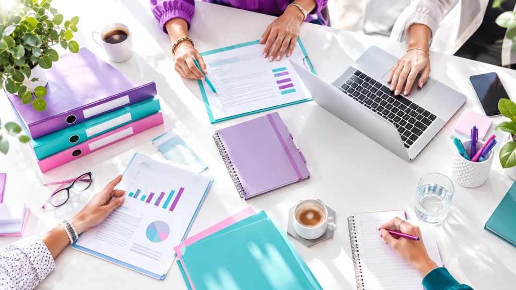 Bureau organisé avec classeurs, ordinateur et documents de gestion administrative